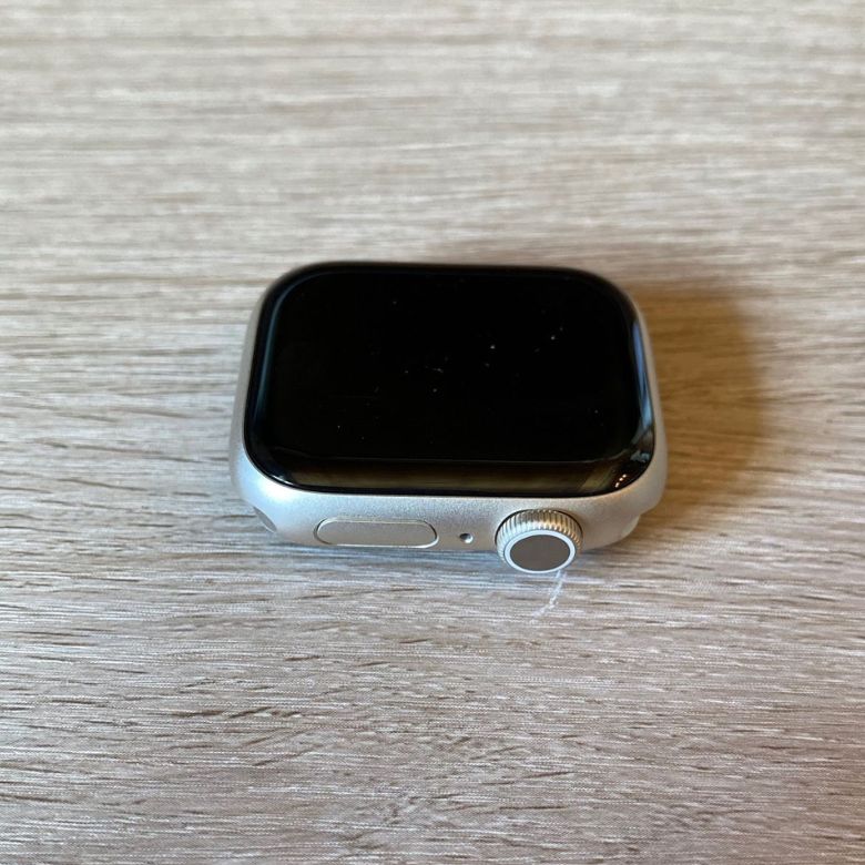 デスクに置かれたApple Watch