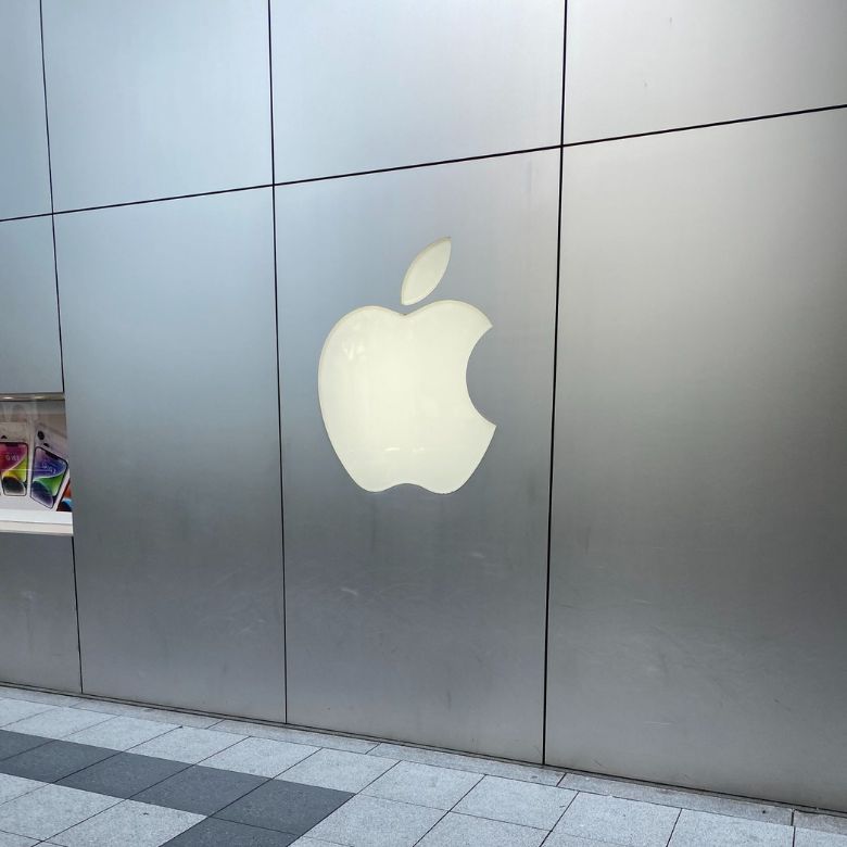  Apple Storeの外壁のロゴ