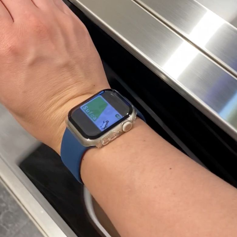 改札でApple WatchのSuicaを使用している様子