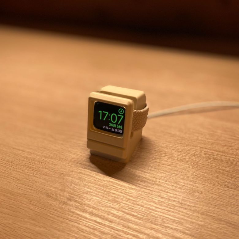 充電スタンドで充電中のApple Watch