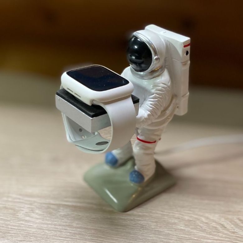 宇宙飛行士の置物の形をしたApple Watch充電スタンド