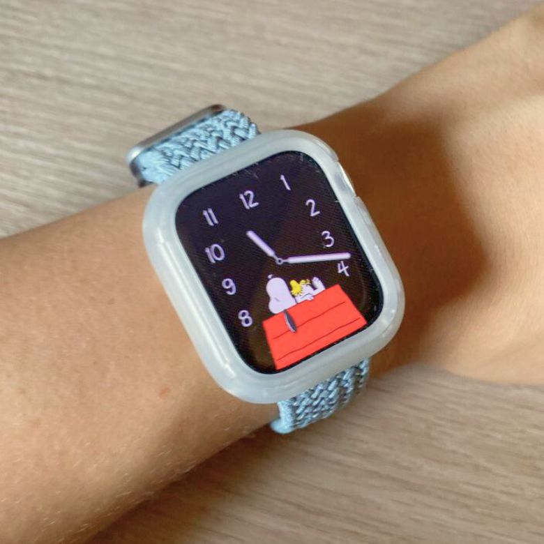 水色バンドのApple Watch