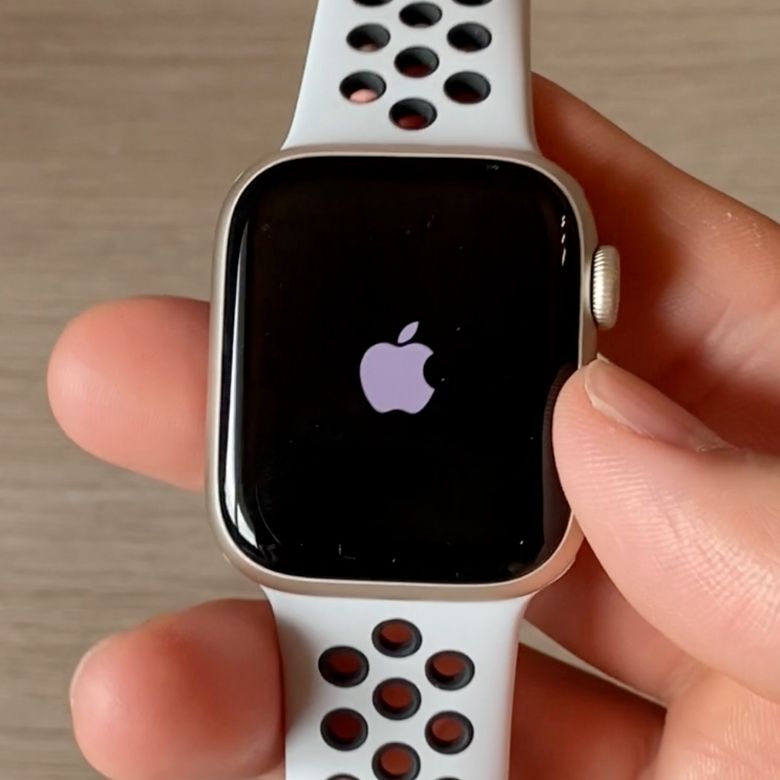 電源を入れてリンゴマークが表示されたApple Watch