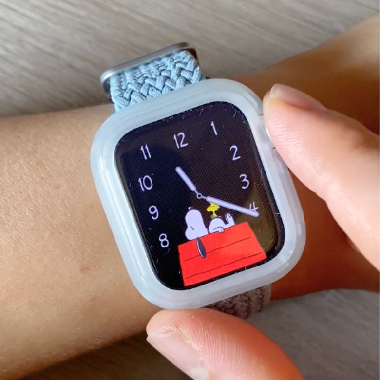 低電力モードのスヌーピー文字盤を表示したApple Watch