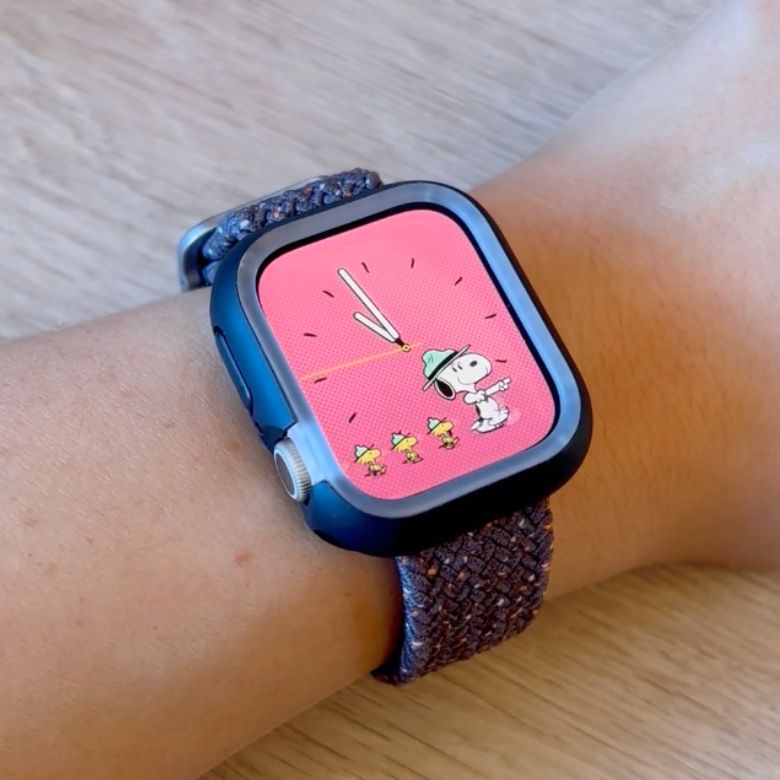 黒色のバンドのApple Watch