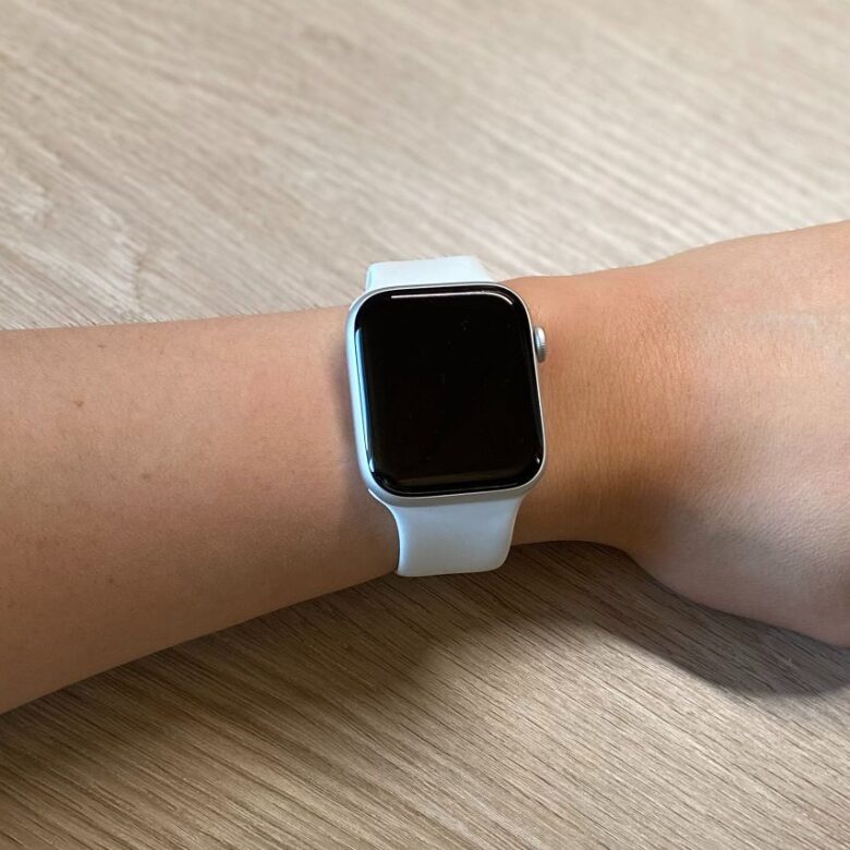 腕に装着したApple Watch SE