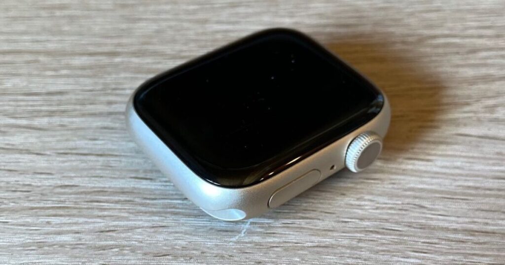 テーブルに置かれたApple Watch