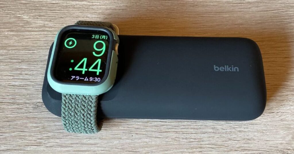 モバイルバッテリーで充電中のApple Watch