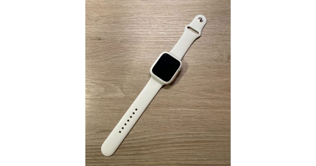 保護ケースとベルトを白で統一したApple Watch