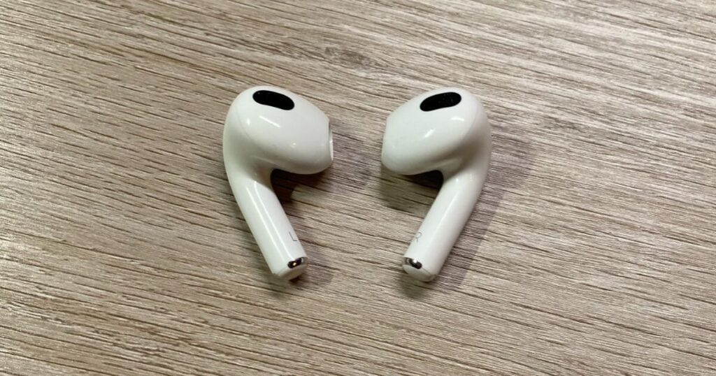 デスクに置かれたAirPods