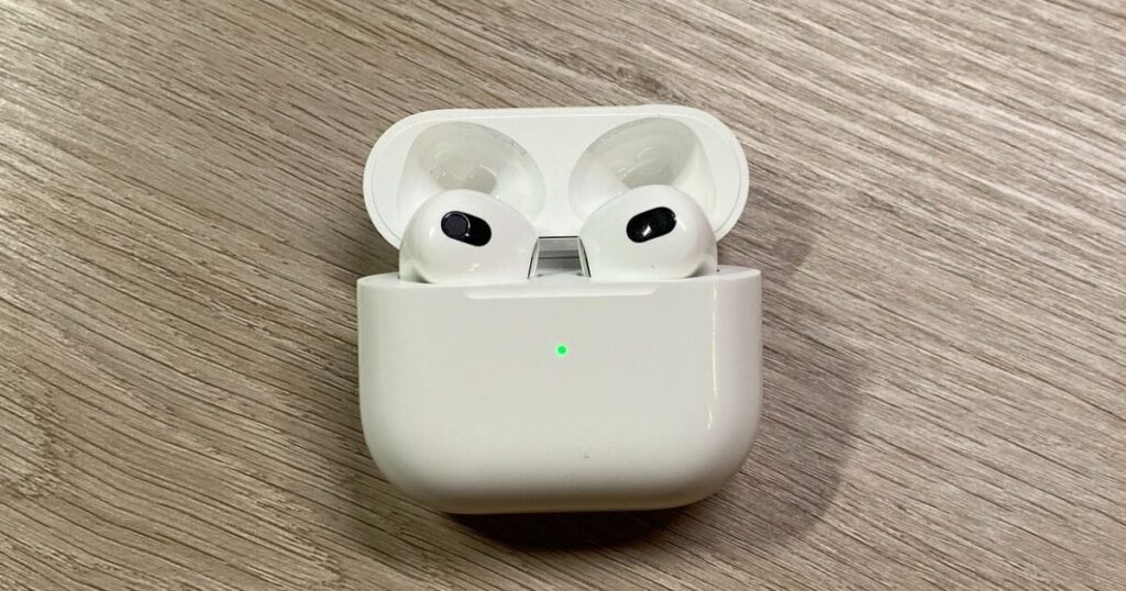 ケースに収納したAirPods3