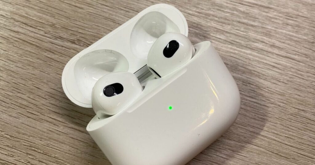 ケースの蓋を開けた状態のAirPods（第３世代）