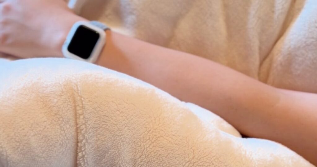 Apple Watchをつけて眠っている様子