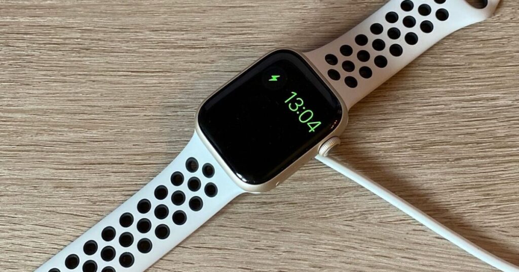 デスクで充電しているApple Watch