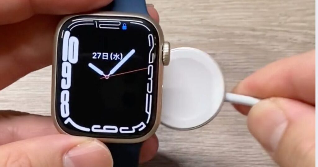 Apple純正USB-C磁気高速充電ケーブルで充電するApple Watch