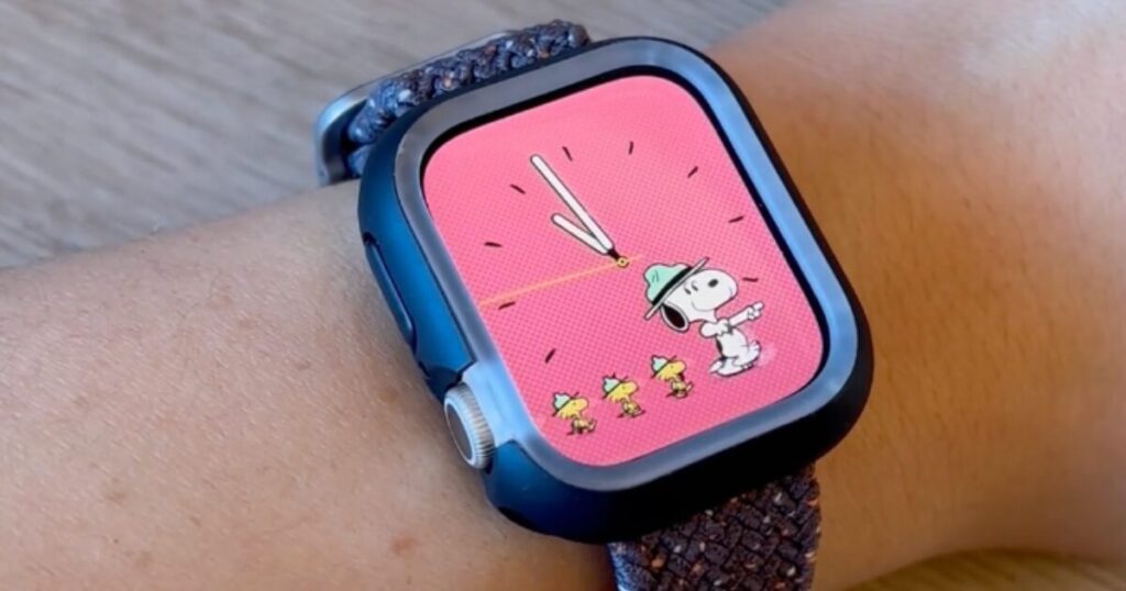 腕に装着したApple Watch（黒）