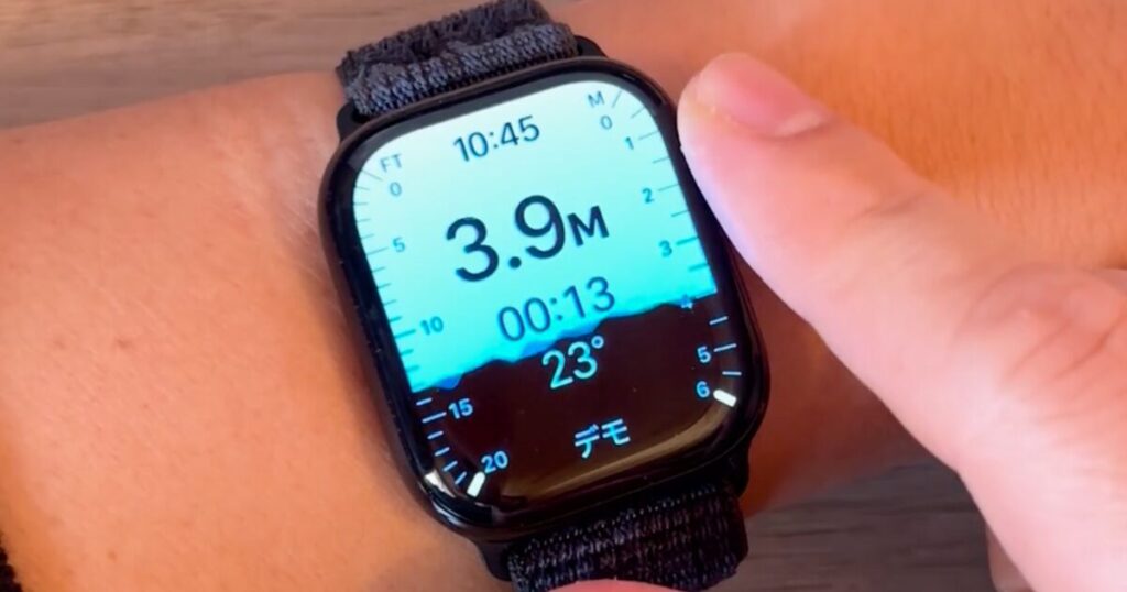 Apple Watchの水深計を操作する様子
