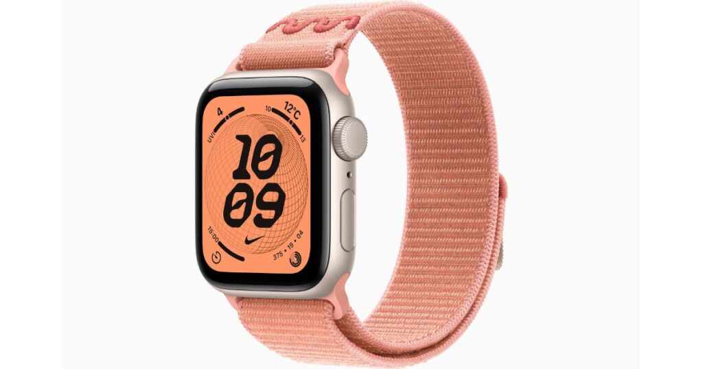Apple Watch SE3（アルペングローピンクNikeスポーツループ、斜め横アングル）