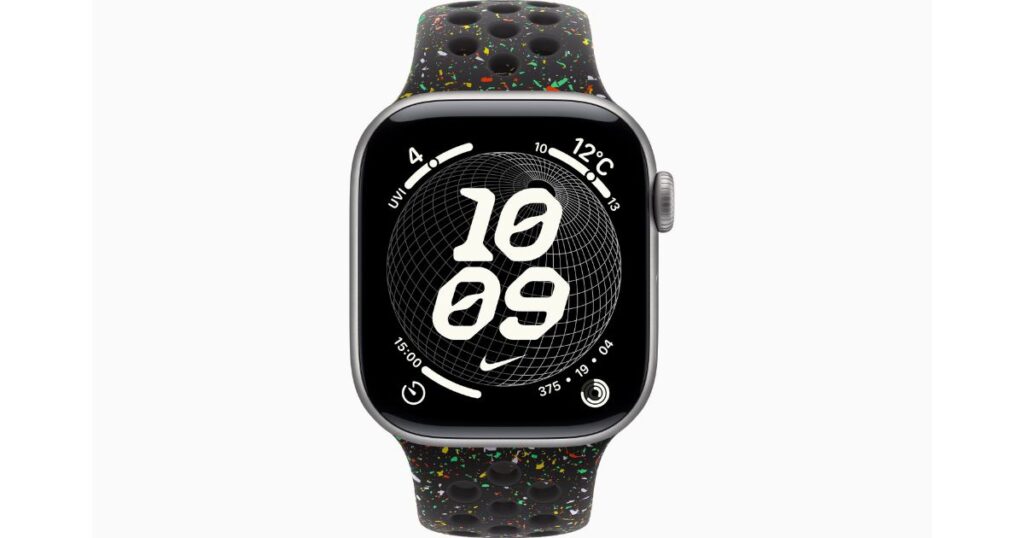 正面から見たApple Watch Series 11（スペースグレイアルミニウム）