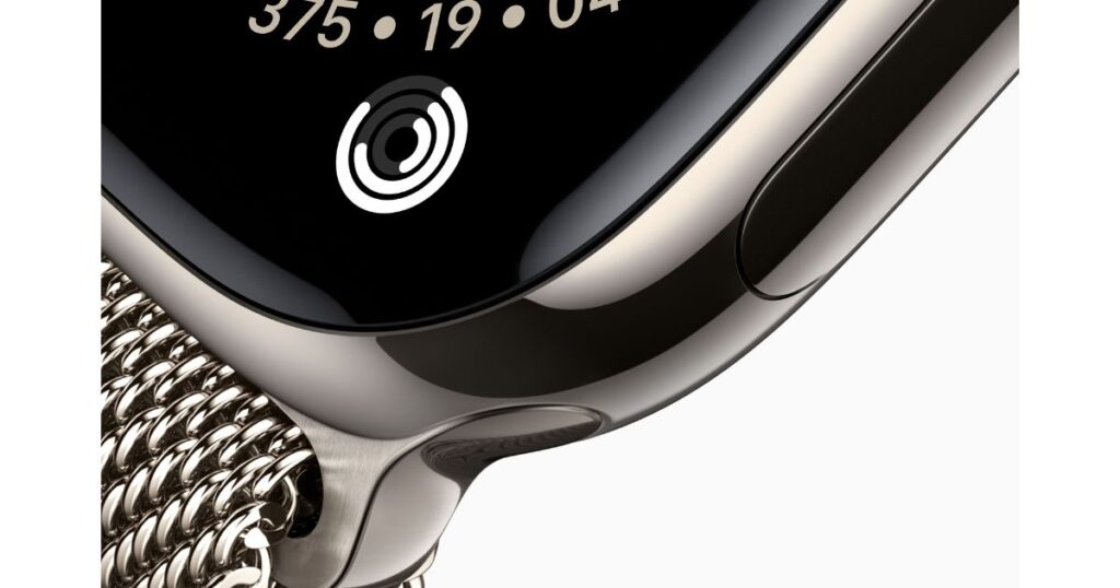 Apple Watch Series 11の耐久性の高いチタニウムケースのアップ
