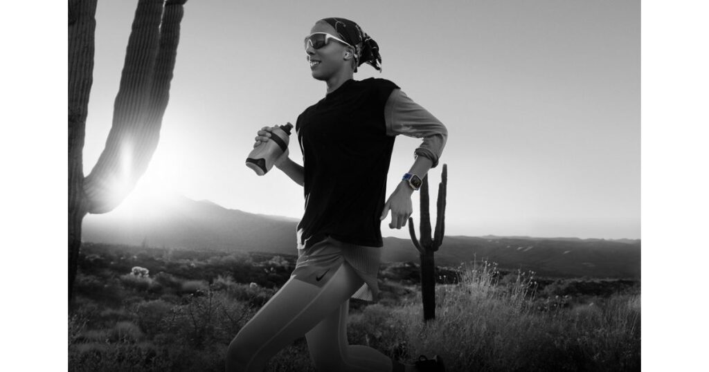 Apple Watch Ultra 3を装着してランニングする女性